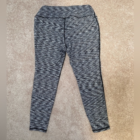 Torrid Active 7/8 Cropped Leggings - Size 2x black & white - Picture 2 of 3